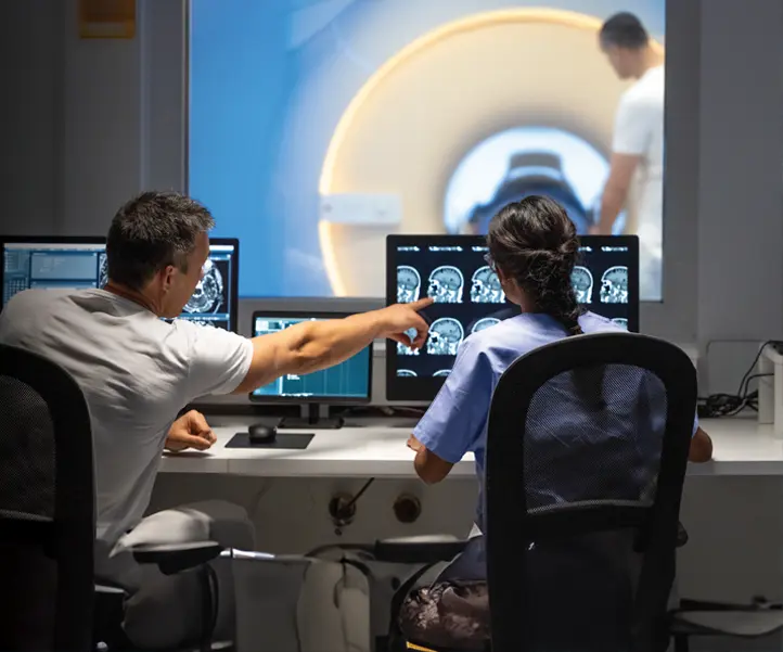 doctor explaining radiologist of the results on the screen